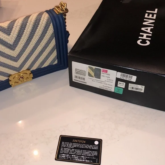 Chanel Boy Bag Chevron Ivory/Blue - Picture 12 of 12
